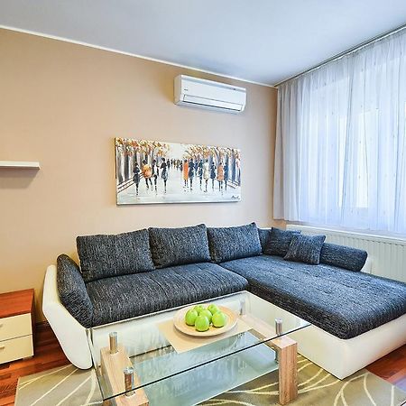 E&E Apartment Arena With Free Private Parking Πούλα Εξωτερικό φωτογραφία